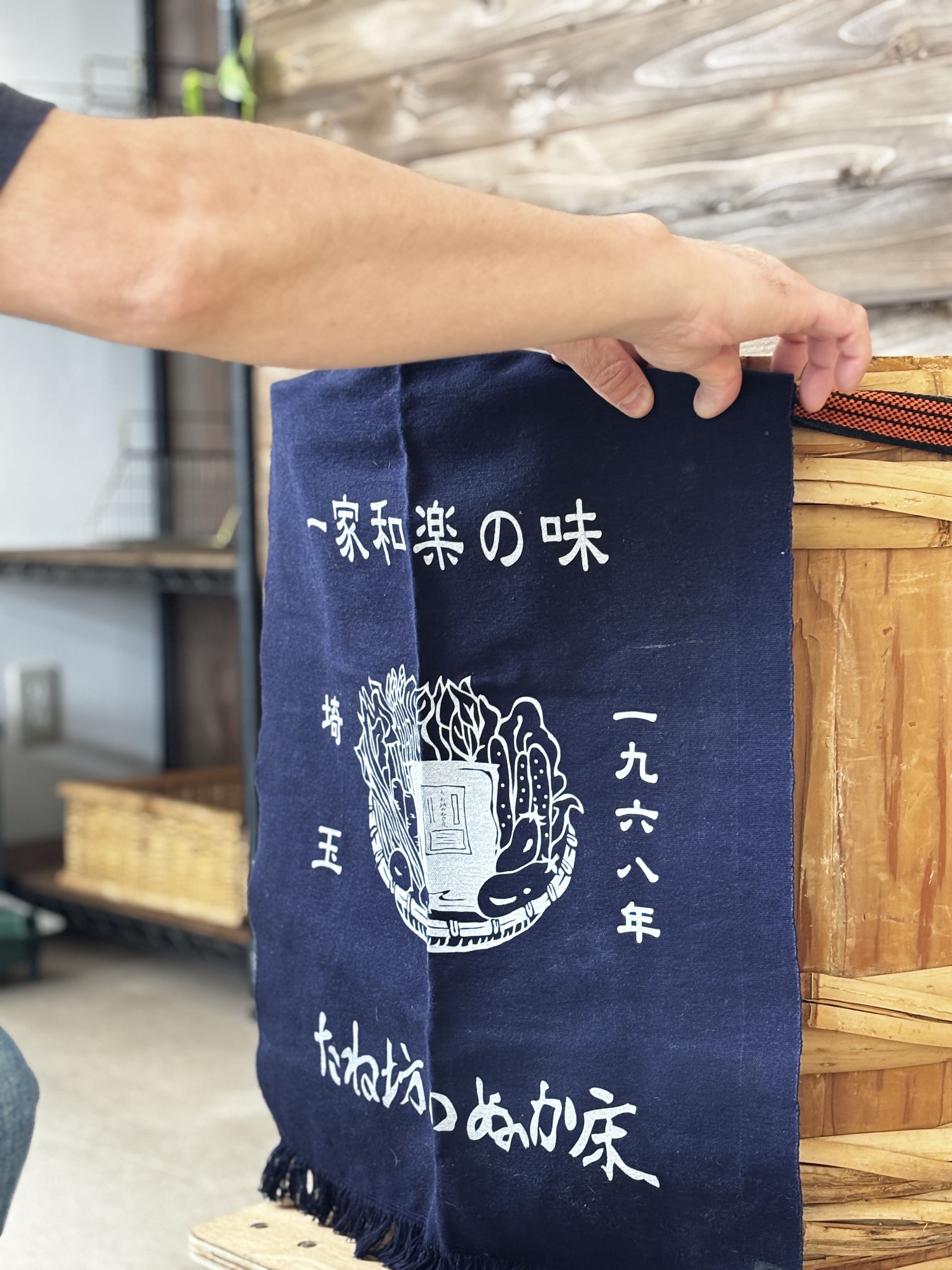 ぬか床を手で育てる様子